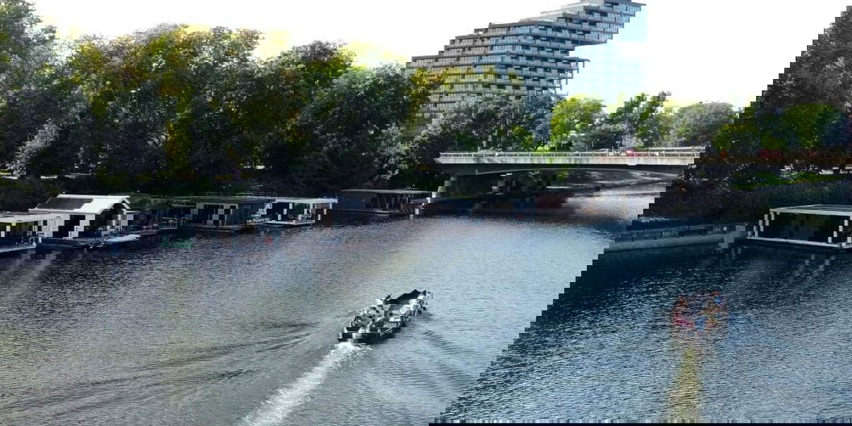 Houseboat La Mare on a river